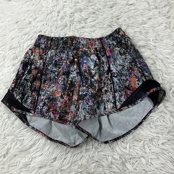 Lululemon Hotty Hot Short II *Long 4" Vitalize Multi / Black - Picture 1 of 6